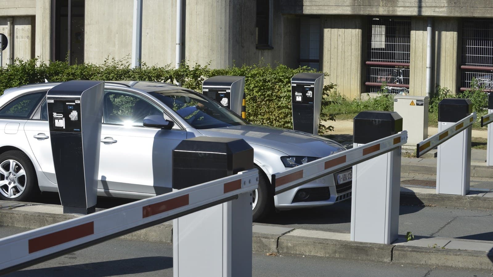 Otopark girişinde bariyer ve geçiş kontrol sistemleri saha uygulaması